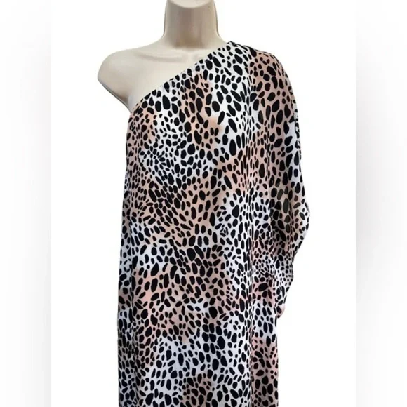 Buddy Love Grace Cheetah One shoulder maxi dress with side slit. - Picture 4 of 9